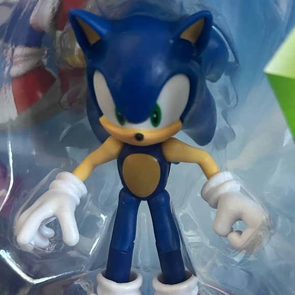 Sonic the Hedgehog Sonic with Green Emerald 35th Anniversary Figure - Picture 2 of 12